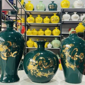 Một sản phẩm gốm sứ thủ công tinh xảo đặt cạnh những món quà công nghiệp, thể hiện sự đầu tư vào giá trị.