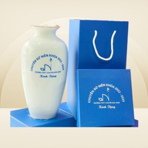 Lọ hoa men trắng bóng in logo Trường THPT chuyên Bắc Ninh – mặt Chuyên sử